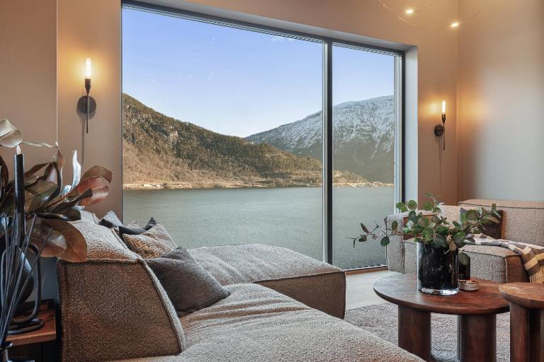 Penthouse with fjord view and parking - B&B Sogndal