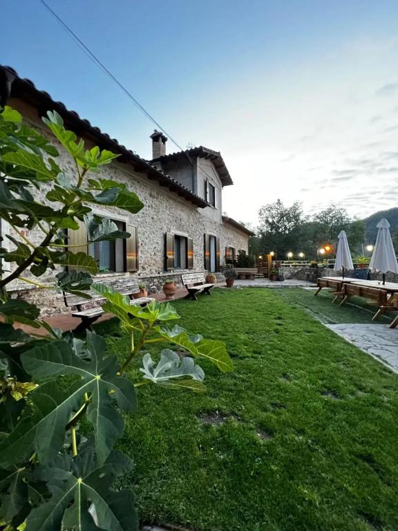 Spacious House in Ogassa with Terrace and BBQ - Chambres d'hôtes Ogassa