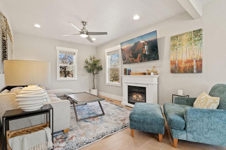 CSU Hideaway with King Bed, Backyard Oasis - B&B Fort Collins
