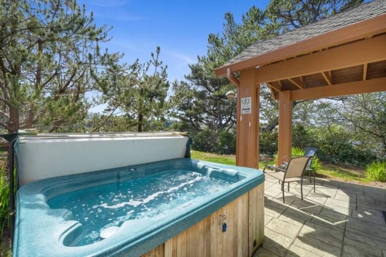 Lakefront Retreat Hot Tub & Semi-Private Dock - B&B Rockaway Beach