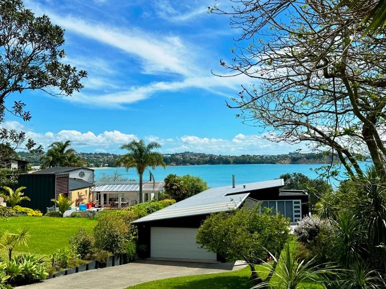 Tindalls Hideaway - 200 steps to beach - B&B Auckland