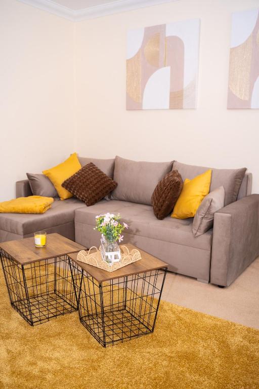 Yellow Haven spacious quiet free parking sleeps 7 - B&B Swindon