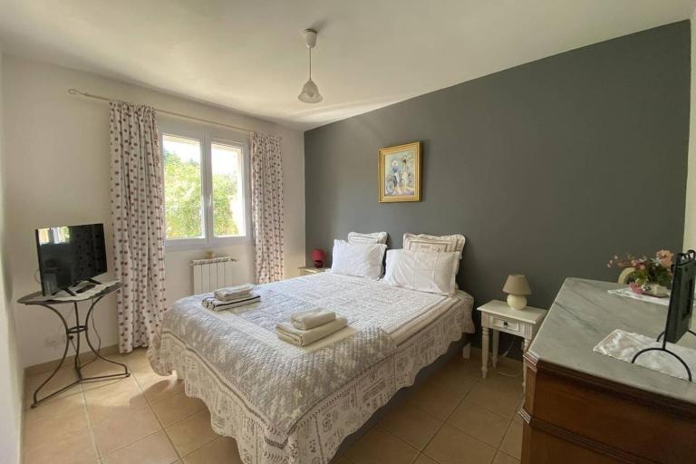 At Tinou's spacious quiet house with garden for 2 people - B&B L'Isle-sur-la-Sorgue
