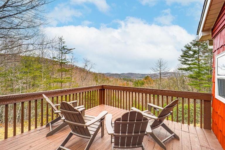 Pet-Friendly Cabin w/ Hot Tub in North Carolina! - B&B Stony Fork