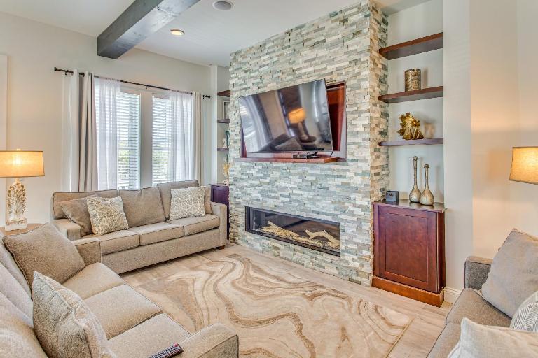 Walk to Ocean: Myrtle Beach House w/ Hot Tub! - B&B Myrtle Beach