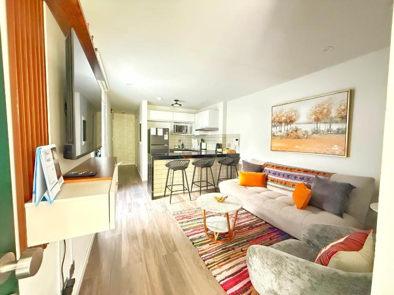 Vacation Escape - Elegant Barranco Stay near Beach & Art - B&B Lima