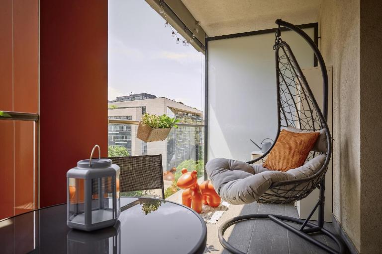 Zene Apartment Vinyl Record Player & Projector - B&B Budapest