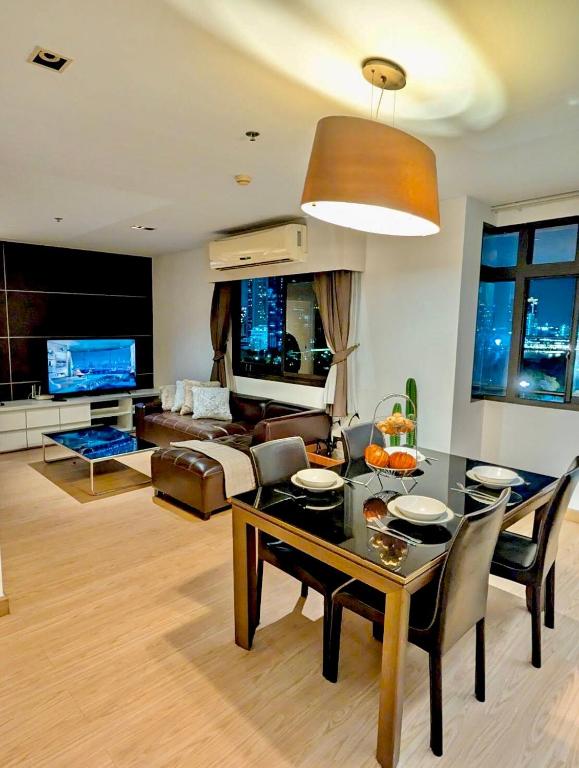 High Floor Great View 2BR 2BA 3 mins to Nana BTS - Ferienwohnung Bangkok