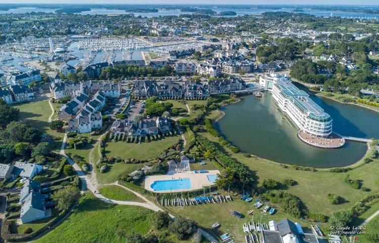 Appartement T3 avec piscine et parking, proximité immédiate plage et port de plaisance du Crouesty - Chambres d'hôtes Arzon