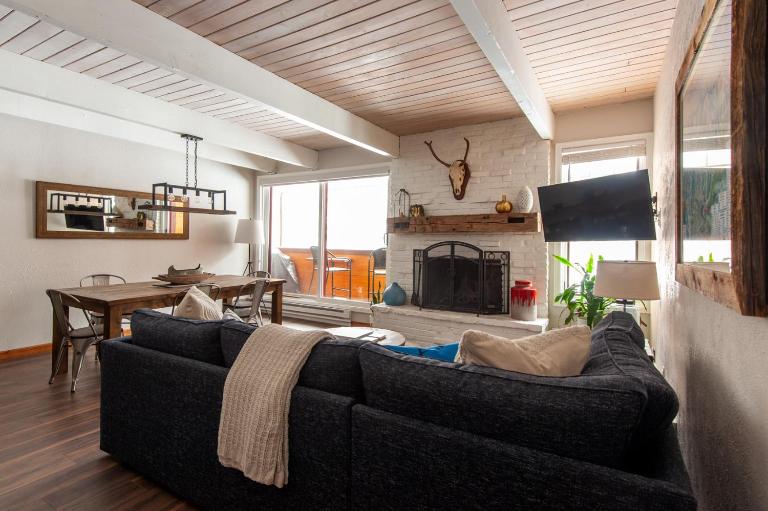 WALK to Town, Hikes, & Ski Lift! Pool & Hot Tubs! - Ferienwohnung Breckenridge