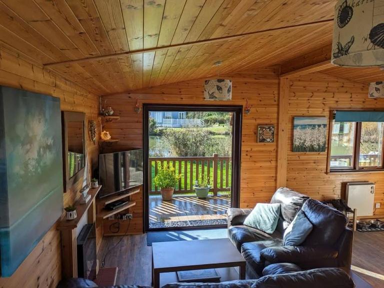 Shorefield Lodge by the Lake - B&B Milford on Sea