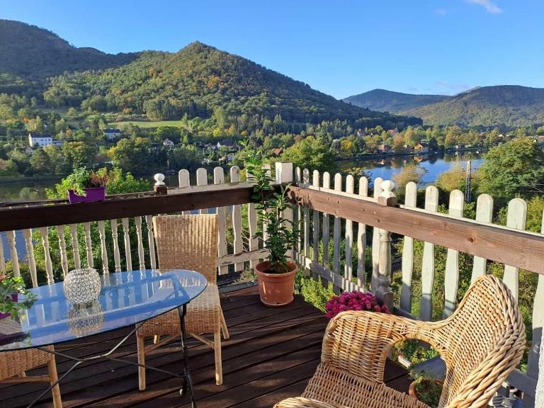 Mountains Galerie Apartment Hana - B&B Chvalov