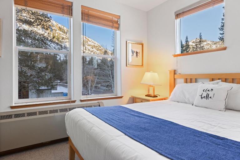Palisades Tahoe Lodge Rentals Premium Fireplace One Bedroom #807 - B&B Olympic Valley