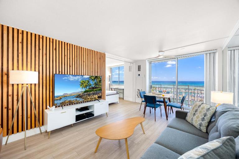 Ilikai Marina Stunning Ocean & Harbor Views - Walk to the Beach! - B&B Honolulu