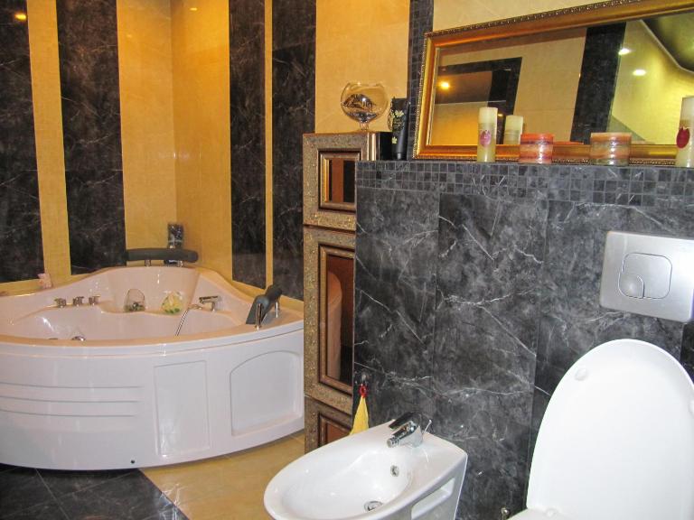 Triplex jacuzzi apartment - Chambres d'hôtes Lviv