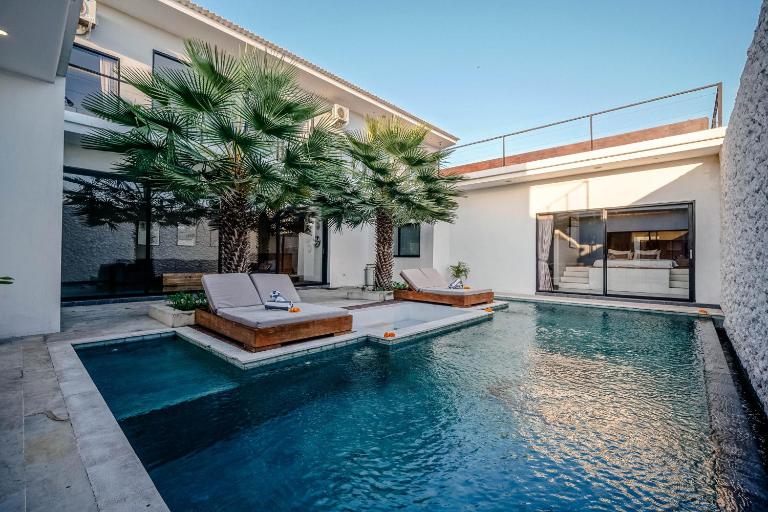 Villa MJ Modern Luxe 4BR with Big Pool & Rooftop - B&B Canggu