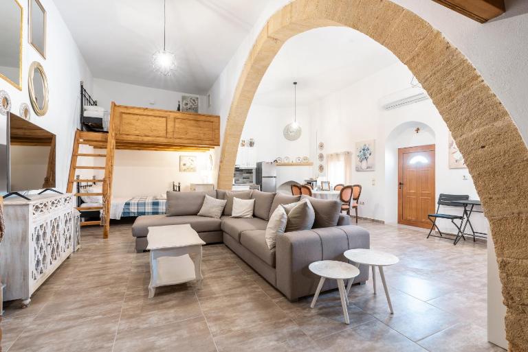 Amalia's Traditional Home in Paradisi - B&B Paradeisi