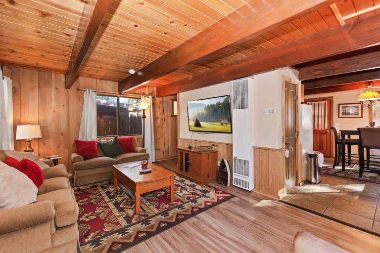 88 Acres Cottage in Big Bear w HotTub & Fireplace - Ferienwohnung Big Bear City