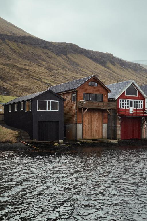 Neystastova - Boathouse Stay with Fjord Views - B&B Hvalvík