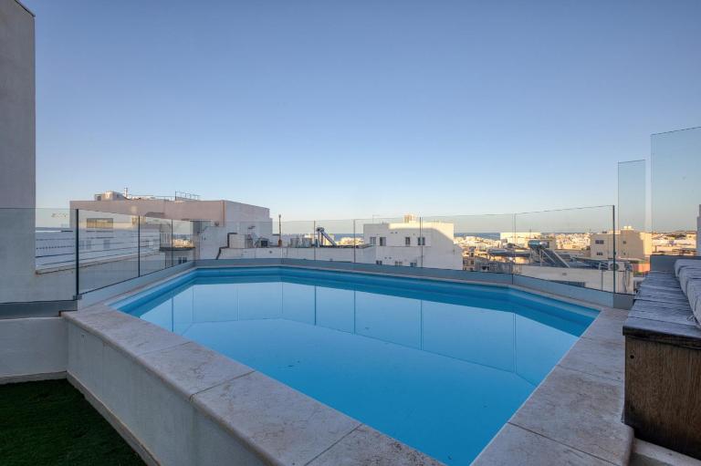 Beautiful Penthouse with pool and terrace - Ferienwohnung Swieqi