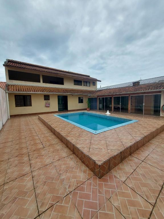 Sobrado espaçoso próximo a praia - B&B Guaratuba