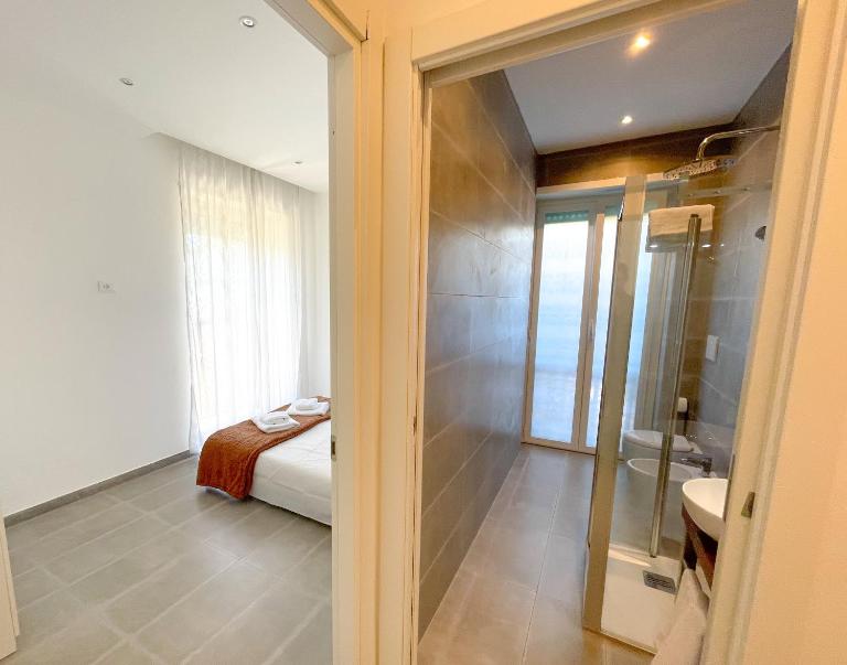 K-FOFO Apartment - Steps from Anzio Station, Beach & Town Center - B&B Anzio