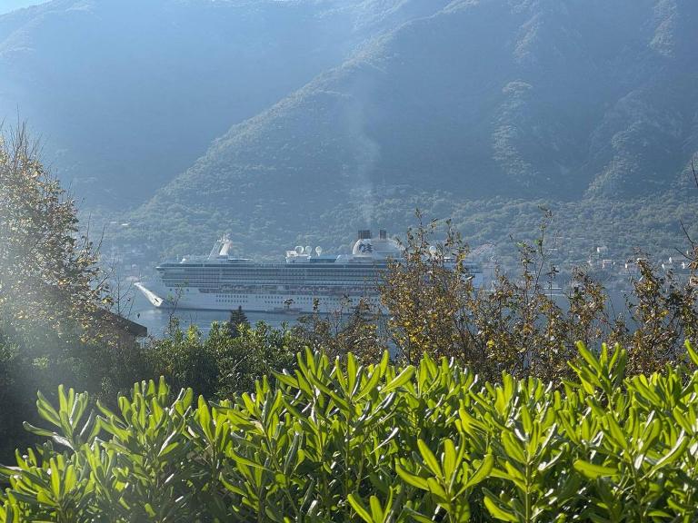 Modern bright 2 bedroom apartment with panoramic view of Boka Kotorska Bay - B&B Dobrota