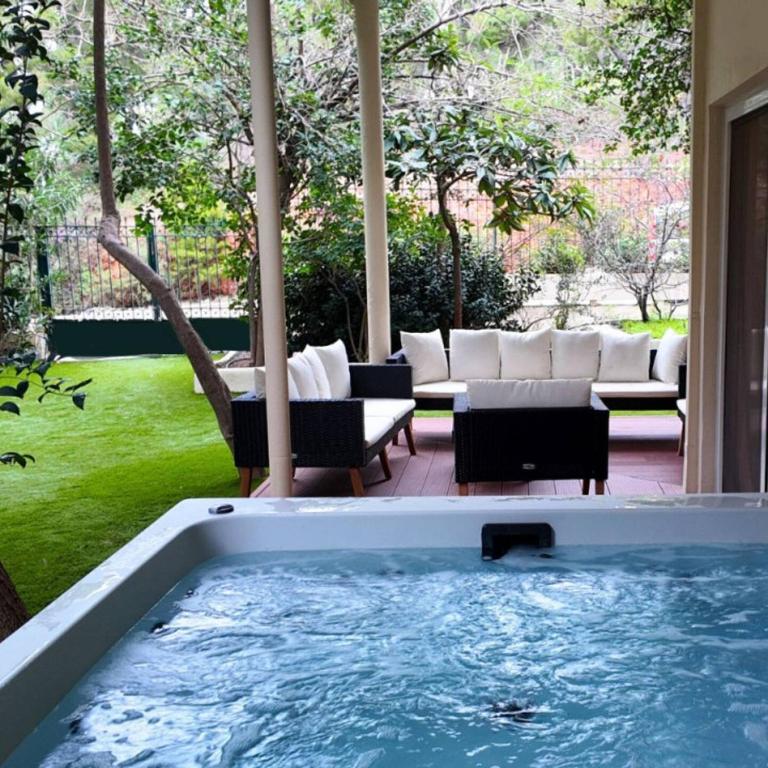 4BD Apartment with Outdoor Jacuzzi Garden - Chambres d'hôtes Athènes