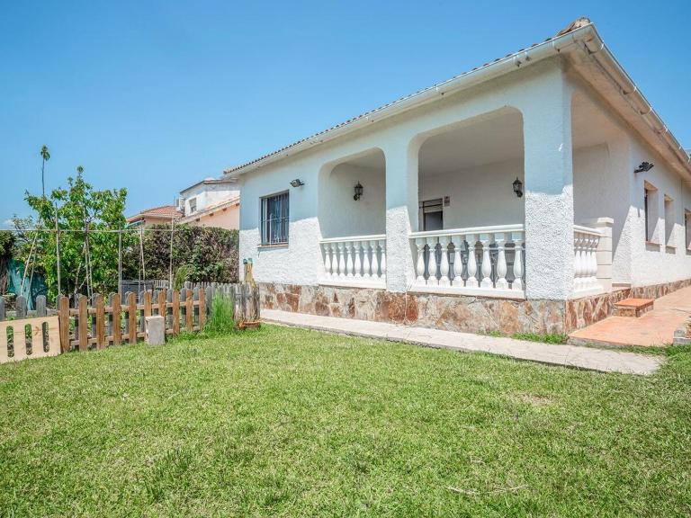Preciosa casa con un enorme jardín - Chambres d'hôtes El Vendrell