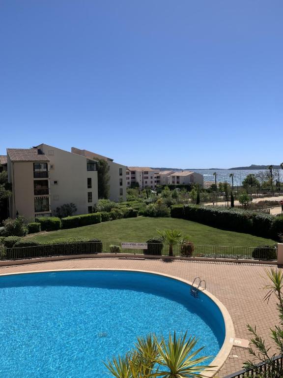 Appartement Vue mer Climatisé Piscine de mai à octobre Domaine de la Coudoulière - Chambres d'hôtes Six-Fours-les-Plages