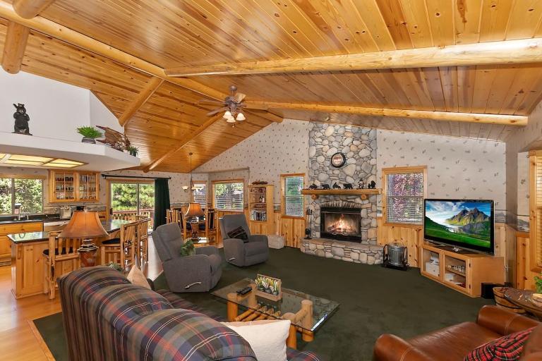 Teakwood Cozy Wood Cabin with Fireplace - B&B Big Bear Lake