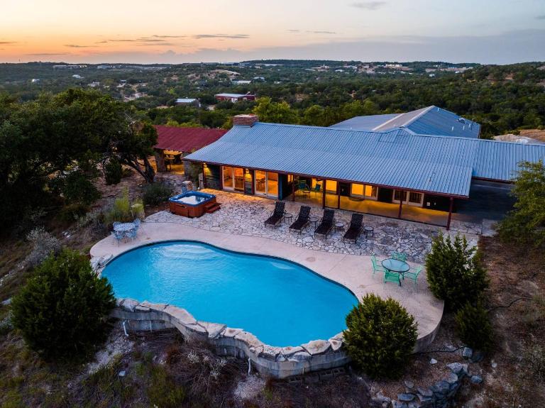 Legendary 3 Bedroom Estate with Pool & Hot Tub! - B&B Dripping Springs
