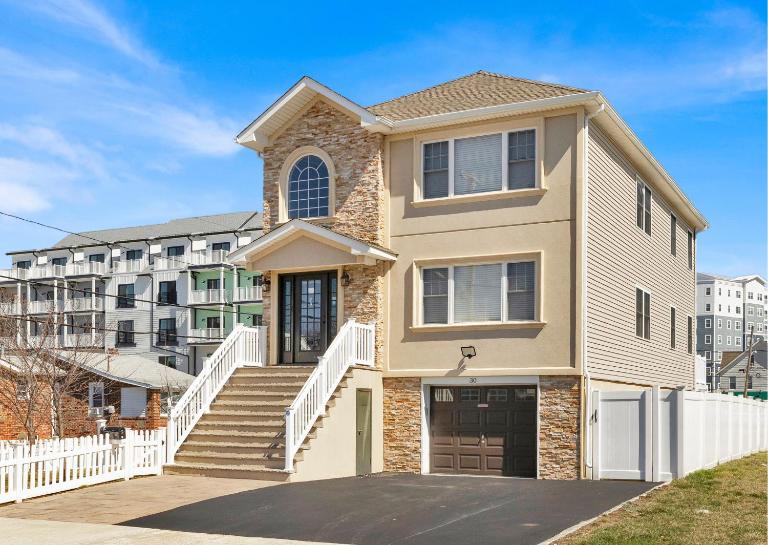 The Seabreeze Haven- Luxury 3BR Coastal Retreat - Near Beach & Free Parking - Bed and Breakfast Keansburg