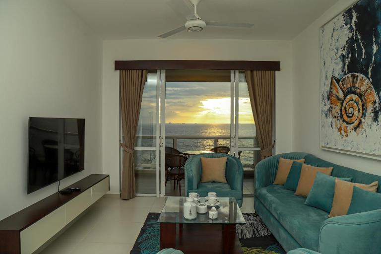 Lagora Oceanfront Residences Beachfront Apartment Near Colombo with Infinity Pool - Chambres d'hôtes Uswetakeiyawa