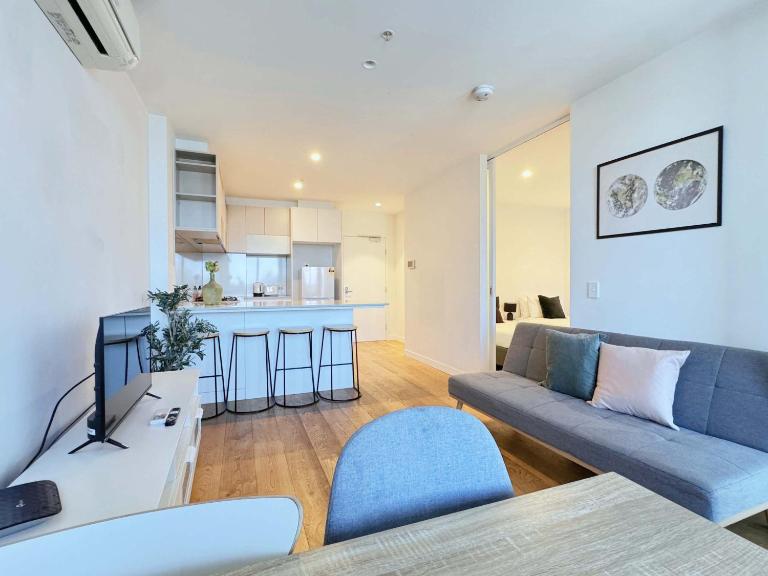 Cozy 2BR Apt Steps from Southern Cross City Views - Chambres d'hôtes Melbourne