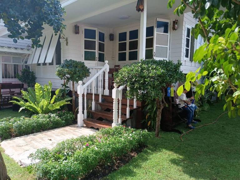 Baan Chay Klong, Canal side Classic Home 2BRs - B&B Ban Bang Duea