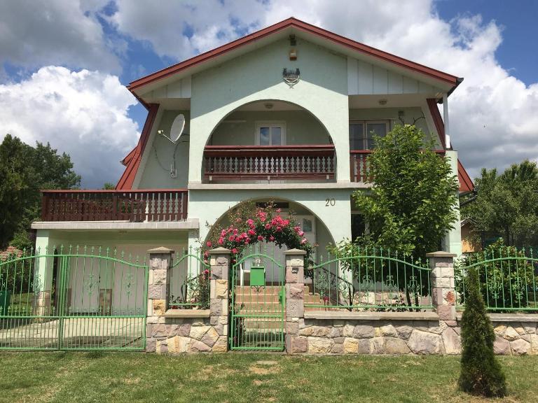 Fahal Guesthouse - B&B Vezseny