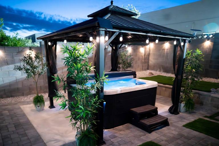 Enchanting Garden with Luxe Jacuzzi Spacious Yard - B&B Las Vegas