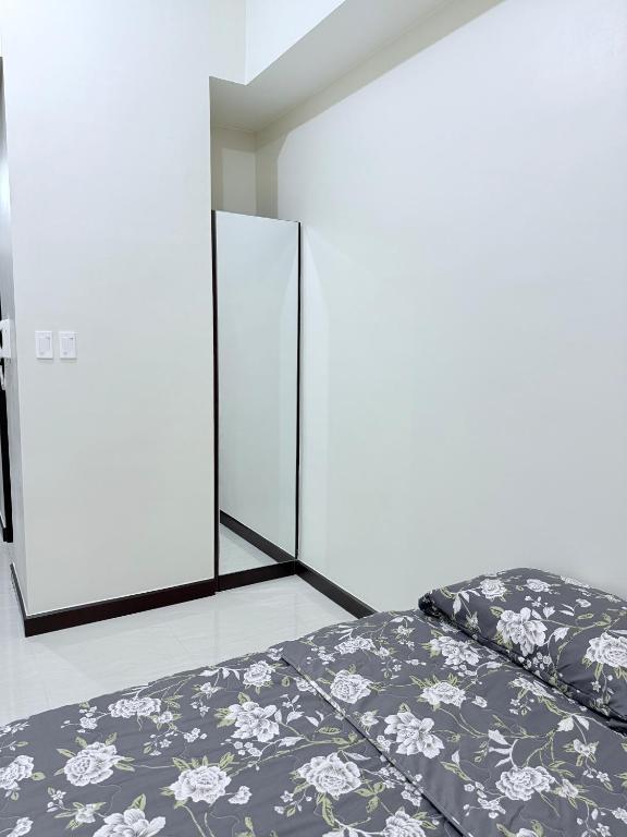 Comfy Aurora Escalades Stay Walk to Malls & MRT - Bed and Breakfast Manilla