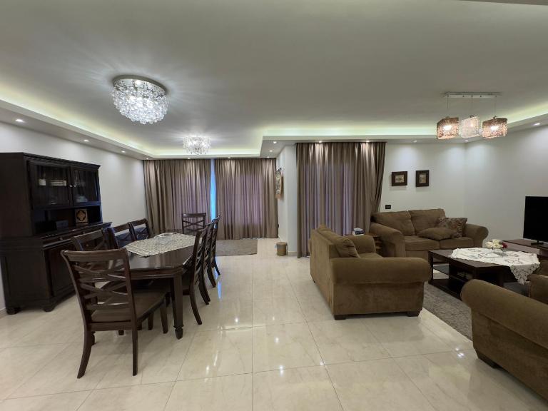 1108 . Spacious 3BR Apt 3 Baths Near Airport - Chambres d'hôtes Le Caire