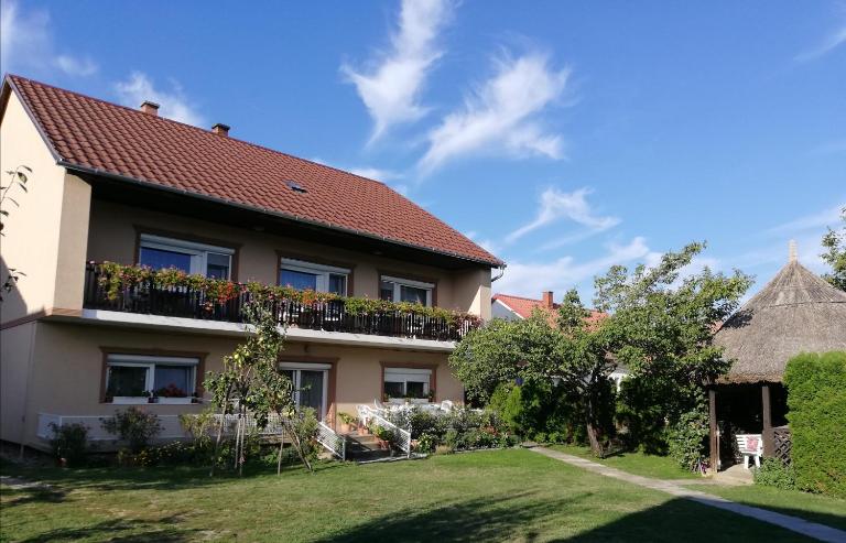 Szente Vendégház - Bed and Breakfast Keszthely