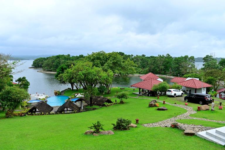 Porta Verde Resort Cavinti Laguna with Lake View - B&B Cavinti
