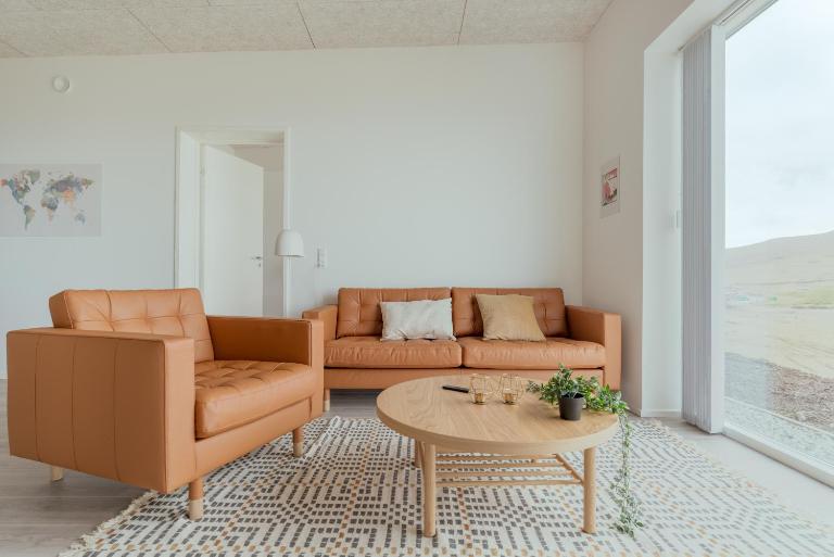 3 BR Apartment - Parking - Sea View - Nature - B&B Skálavík