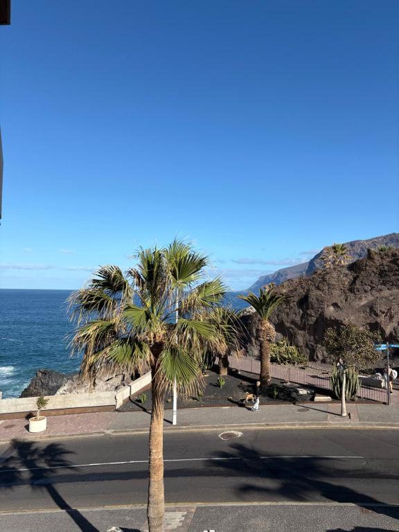 Ocean View Two Bedroom Apartment in Los Gigantes With Balcony And Pool - Ferienwohnung Puerto de Santiago