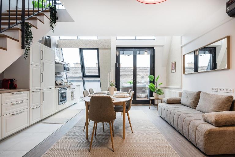 Summit Stay - Penthouse with Parking for Two - Ferienwohnung Budapest