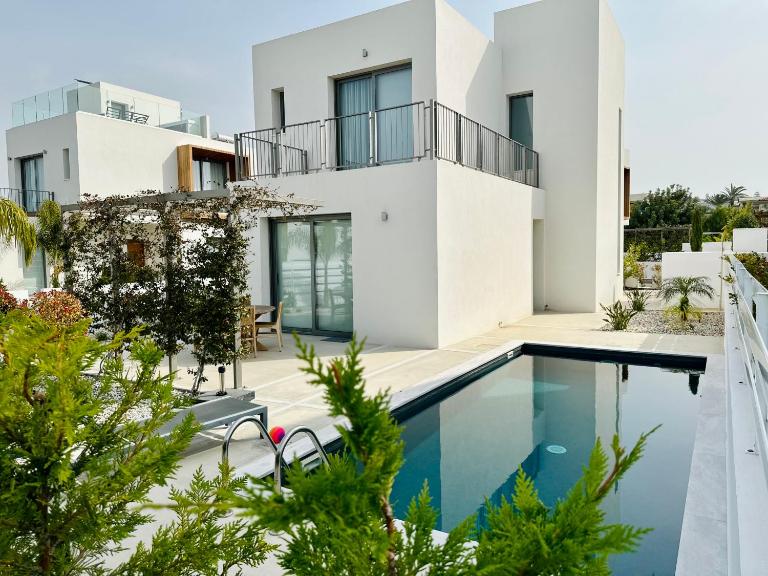 Luxury 4 bdr Villa Nerida - B&B Chlórakas