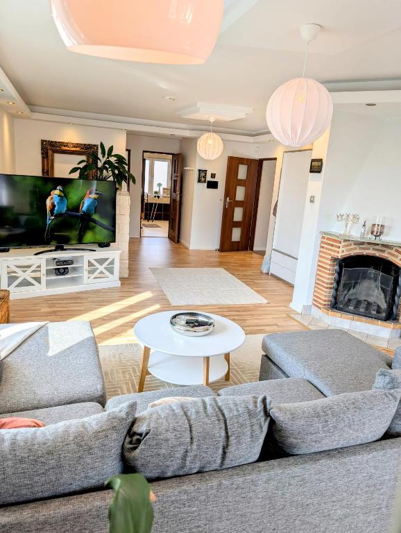 Luxury Villa with Beautiful Garden & Easy City Access - Bed and Breakfast Katrineholm