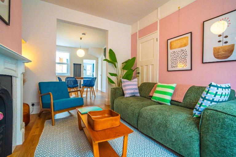 Ramsgate's Stylish 2-Bedroom Cottage - Family Friendly - Sleeps 4 - Near Harbour - Garden - Parking on Street - B&B Ramsgate