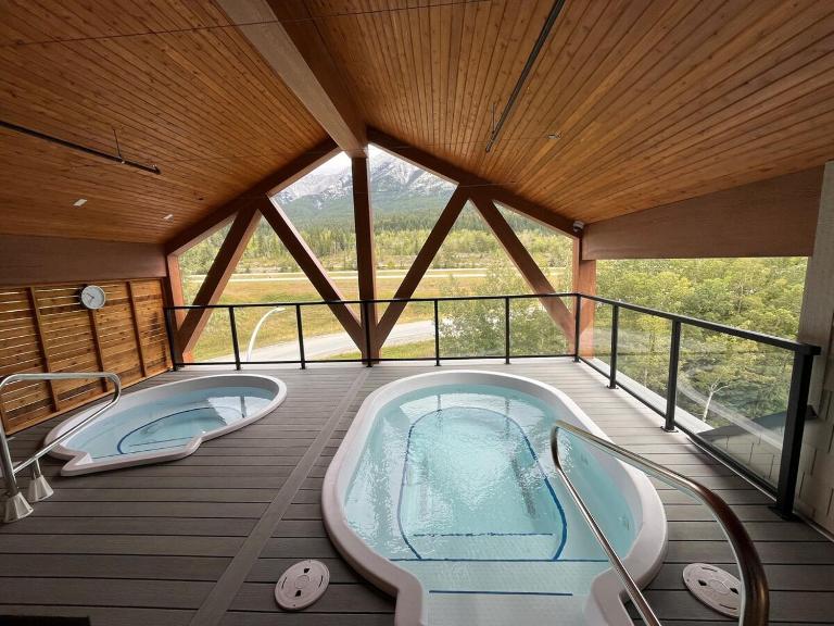 Top FL 2BR 2BA Hot Tubs phenomenal mountain views - B&B Canmore