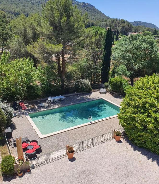Maison 3 chambres, calme absolu, piscine, tennis, parking, calanques - B&B Roquefort-la-Bédoule